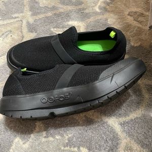 Black oofo’s slip on sneaker